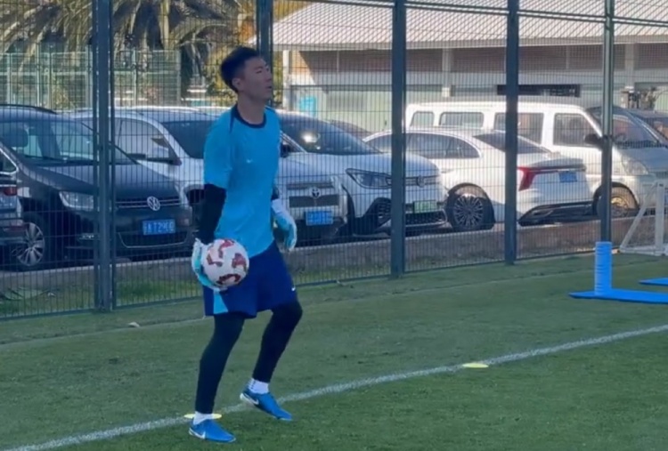 华体会app下载-方镜淇：肯定会尽我最大能力帮助球队，帮助年轻球员成长